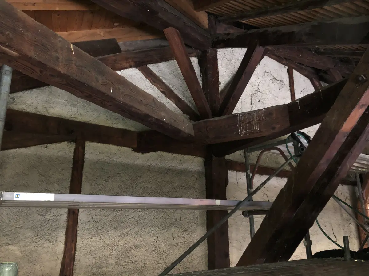 Aérogommage d'une charpente classée dans une maison de maître à Bellevue (GE) - Avant intervention