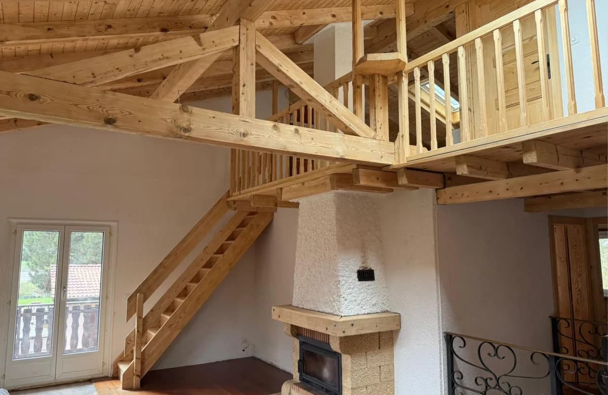 Aérogommage d'une charpente, d'un escalier et de plafonds en bois à Longirod