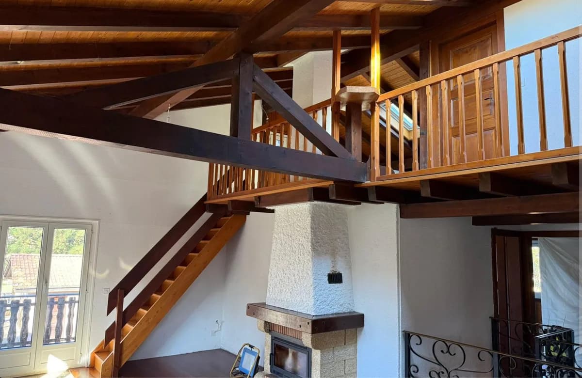 Aérogommage d'une charpente, d'un escalier et de plafonds en bois à Longirod - Avant intervention