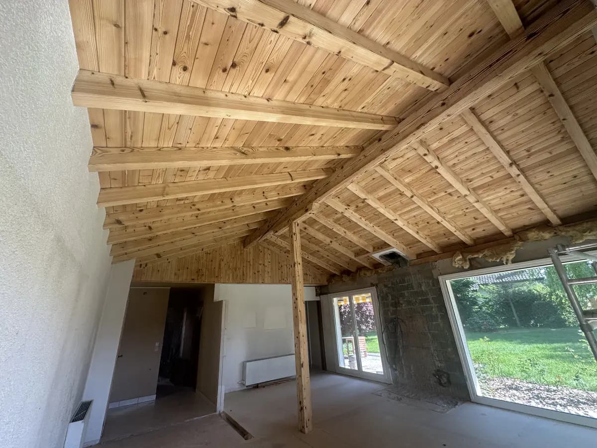 Aérogommage d'une charpente et d'un plafond en bois à Mézières (VD)