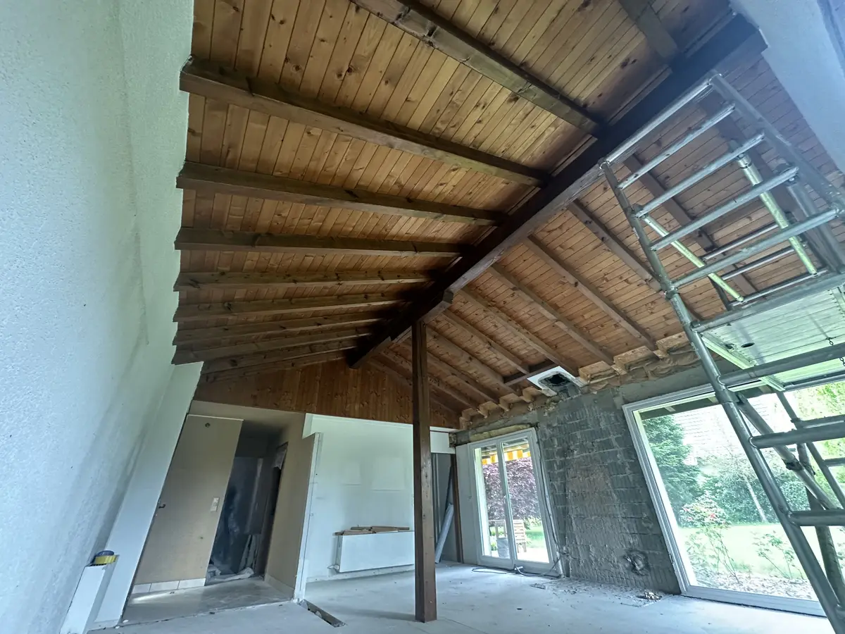 Aérogommage d'une charpente et d'un plafond en bois à Mézières (VD) - Avant intervention