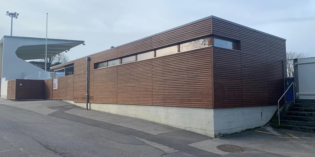Aérogommage de la façade en bois du stade de Montreux - Avant intervention
