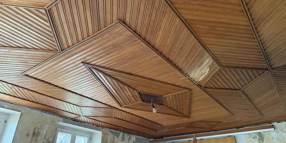 Aérogommage d'un plafond en boiserie classée note 2 dans le canton de Vaud - Avant intervention