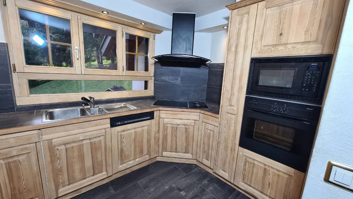 Cuisine en bois après aérogommage, fibre du bois préservée