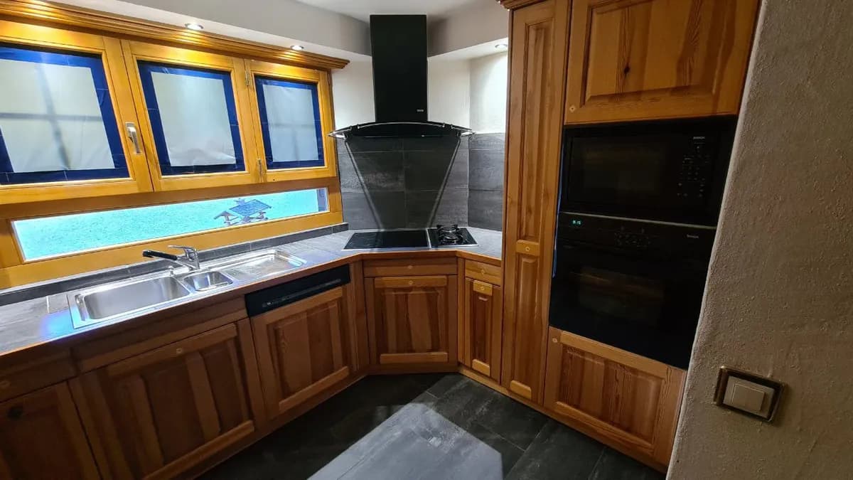Cuisine en bois avant aérogommage en Suisse romande