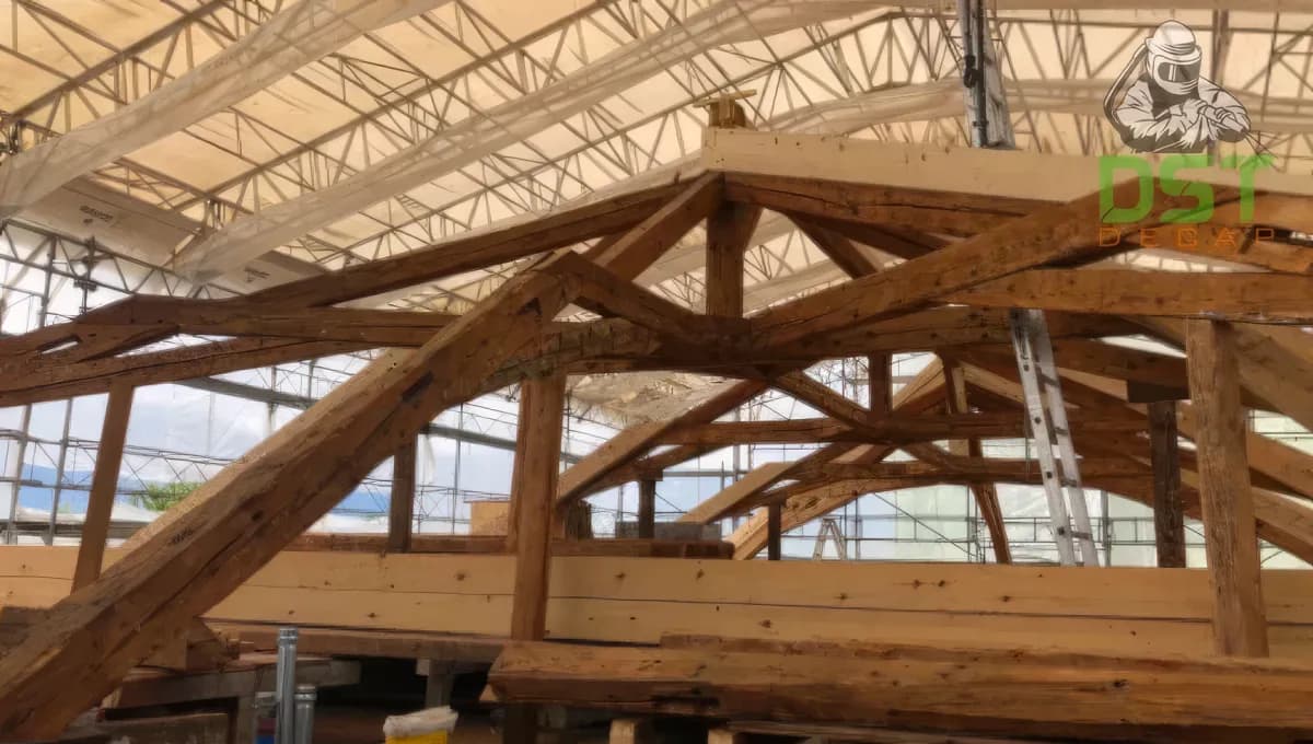 Charpente en bois avant sablage en Canton de Vaud