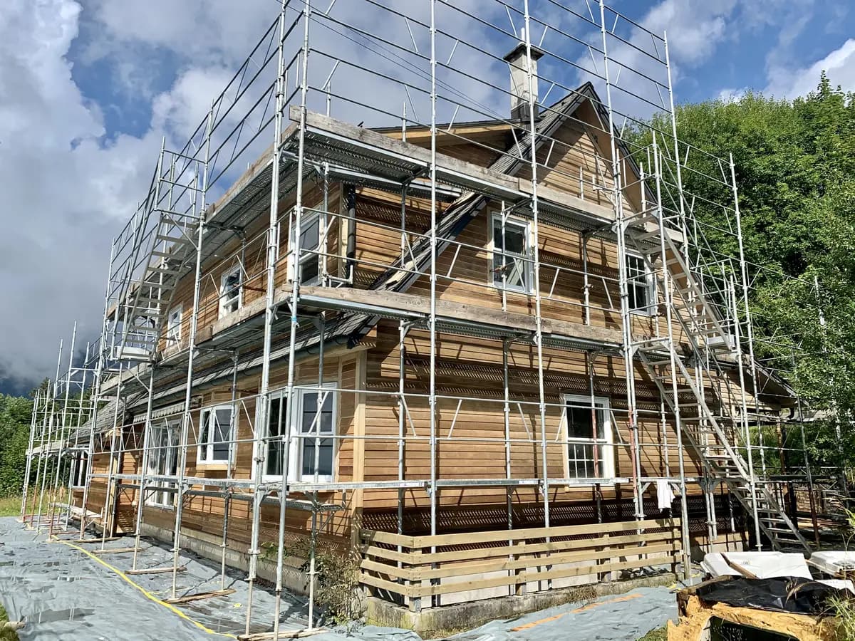 Décapage de la peinture d'une façade en bois par sablage à Caux - Après intervention