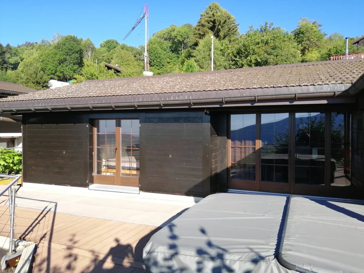 Microgommage d'une façade en bois aux Geneveys-sur-Coffrane - Avant intervention