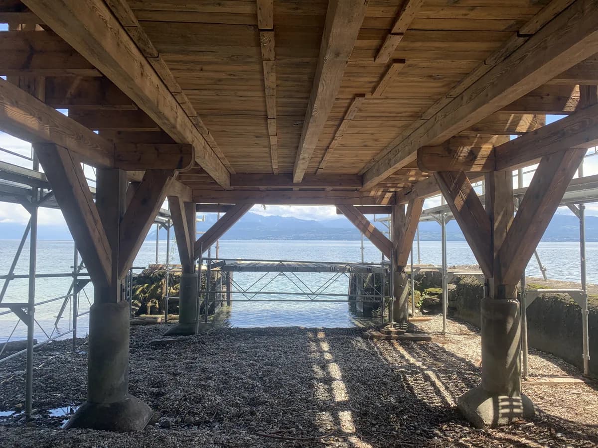 Microgommage d'un ponton en bois classé à Buchillon (VD)