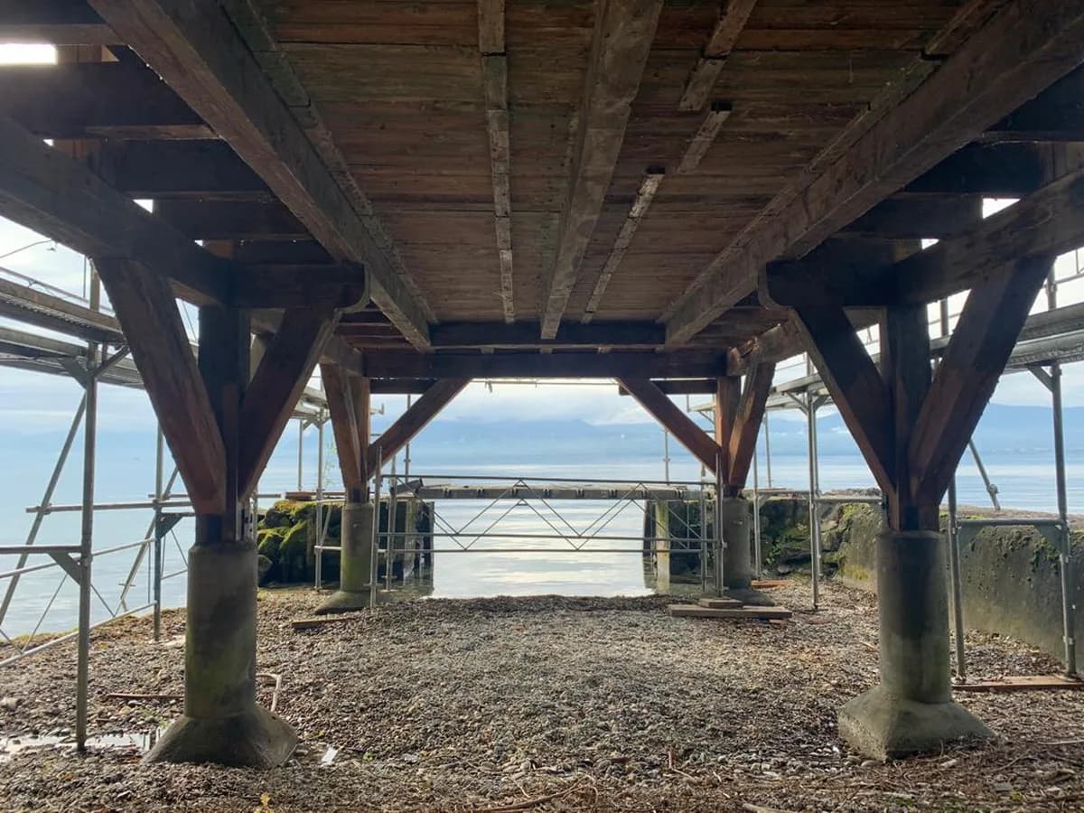 Microgommage d'un ponton en bois classé à Buchillon (VD) - Avant intervention
