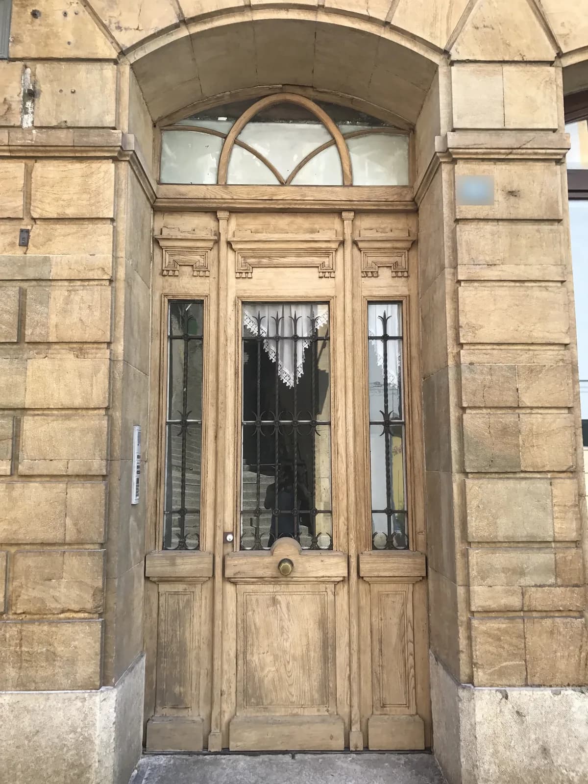 Microgommage d'une porte d'entrée classée à Grandson (VD) - Après intervention