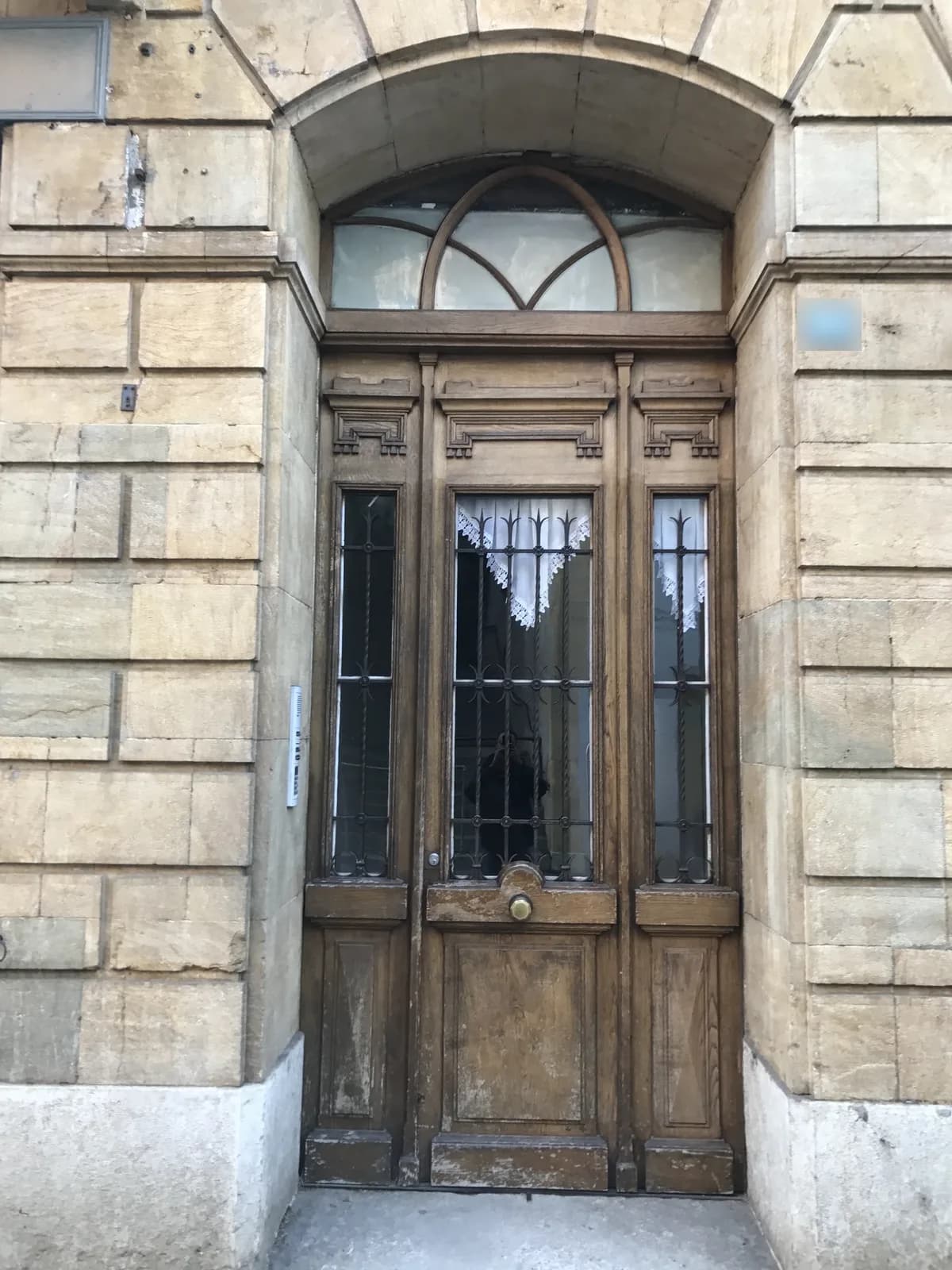 Microgommage d'une porte d'entrée classée à Grandson (VD) - Avant intervention