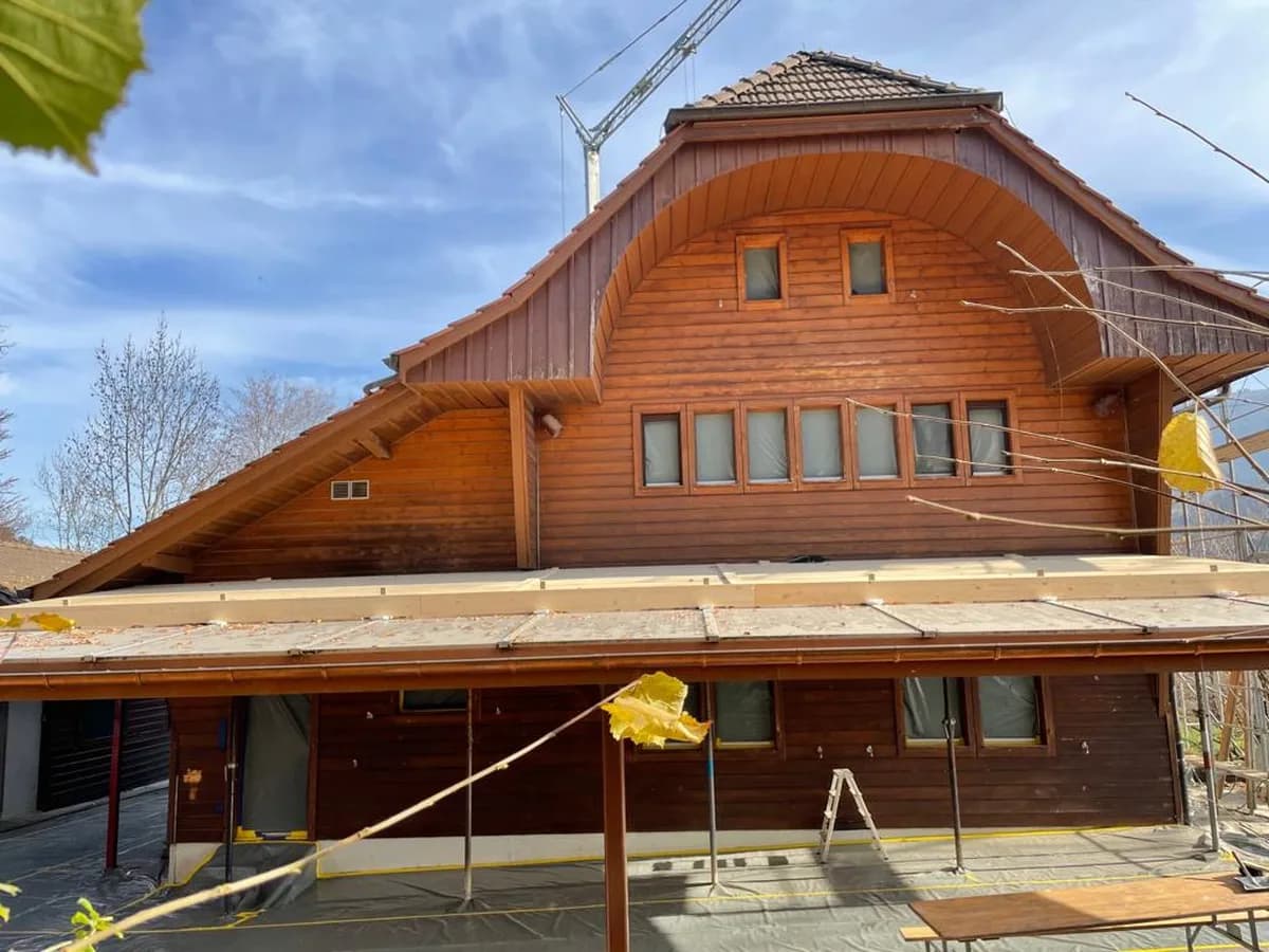Sablage du chalet de la colonie La Biéla à La Roche (FR) - Avant intervention