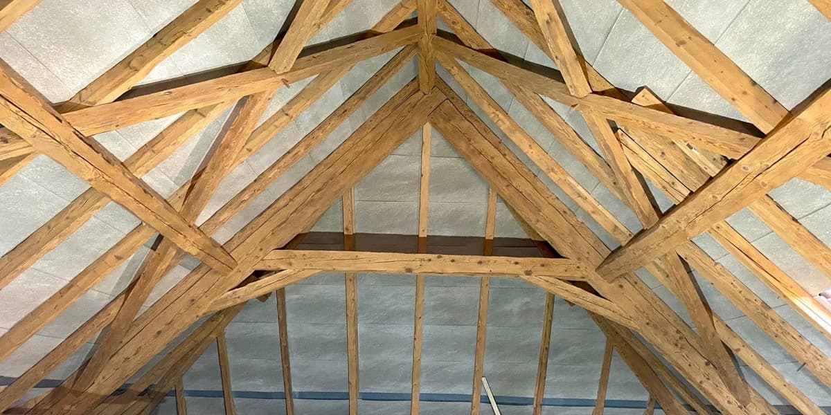 Sablage et aérogommage d'une charpente historique à Blonay
