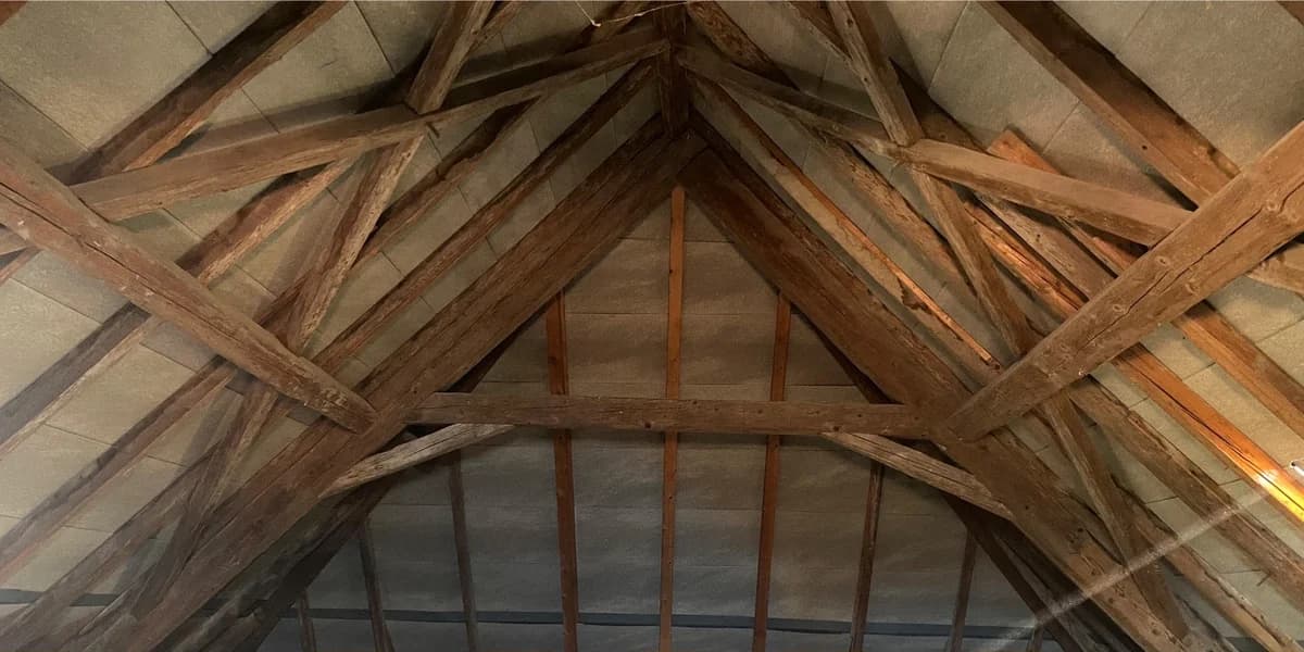 Sablage et aérogommage d'une charpente historique à Blonay - Avant intervention