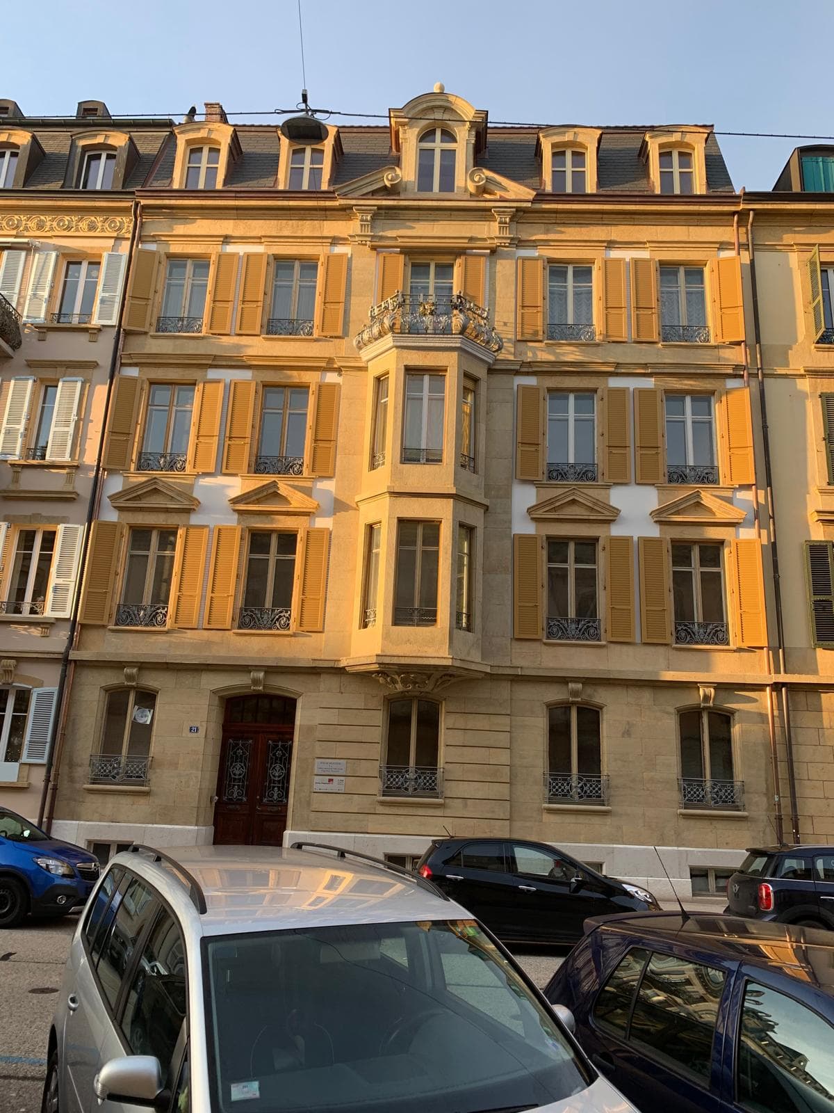 Façade en pierre restaurée à Neuchâtel — sablage et microgommage en Suisse romande