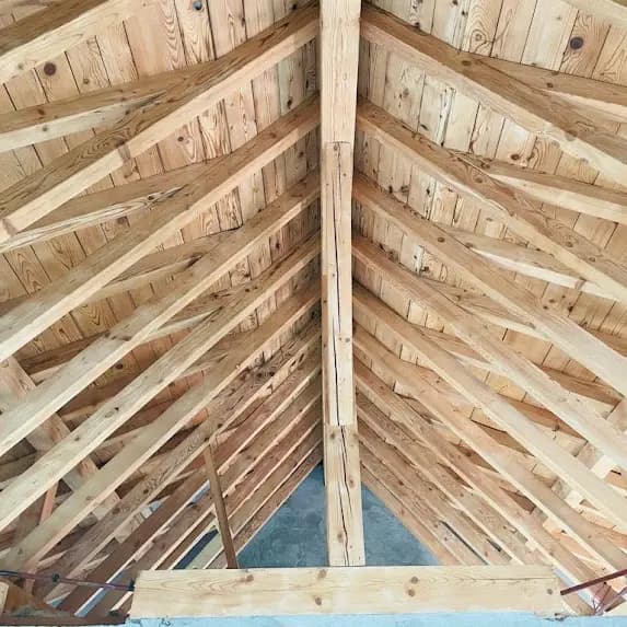 Belle realisation d'un sablage bois dans le canton de Vaud, d'une magnifique charpente en bois