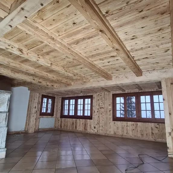 Rénovation de l'intérieur d'un chalet en bois par sablage en Valais