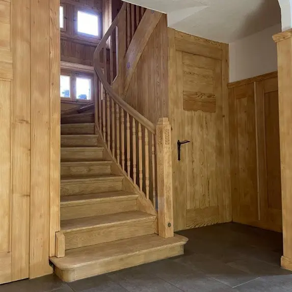 Sablage bois d'un escalier, sablage des lambris en bois, sablage des portes en bois et sablage des plafonds à Neuchâtel