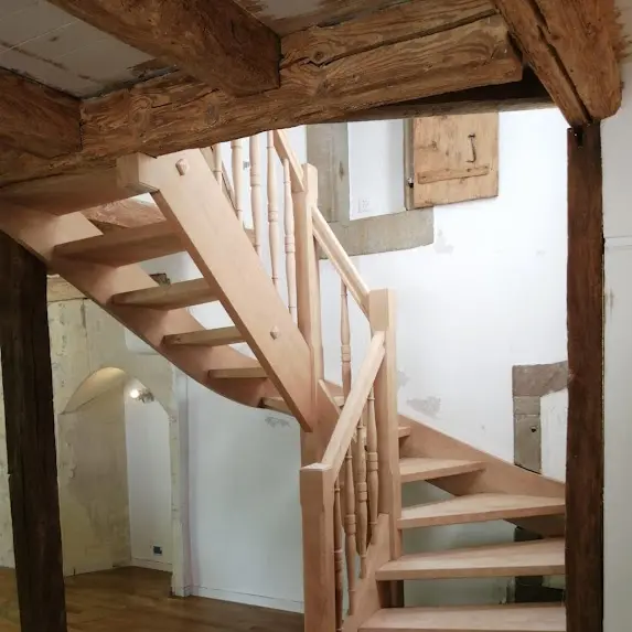 Sablage et aérogommage sur bois d'un escalier et des poutres