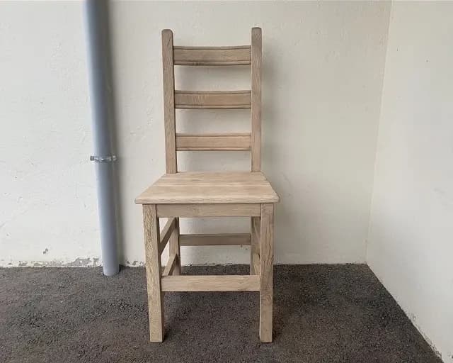Aérgommage (Vaud) des chaises en bois.