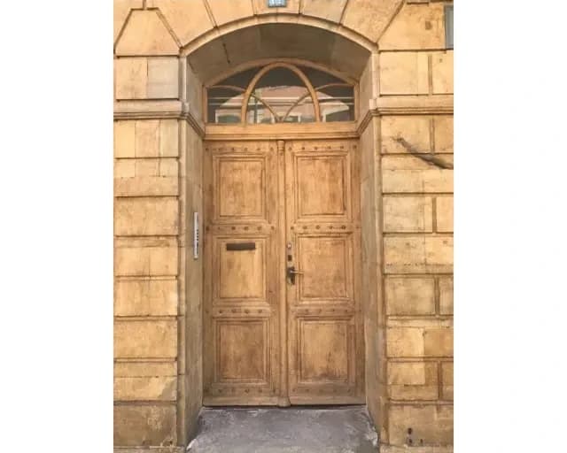 Aérogommage (Vaud) d'une porte en bois.