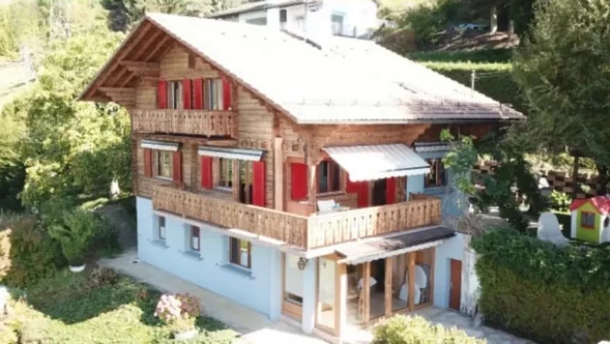Sablage bois d'un chalet par microgommage à 1823 Glion dans les hauts de 1820 Montreux.