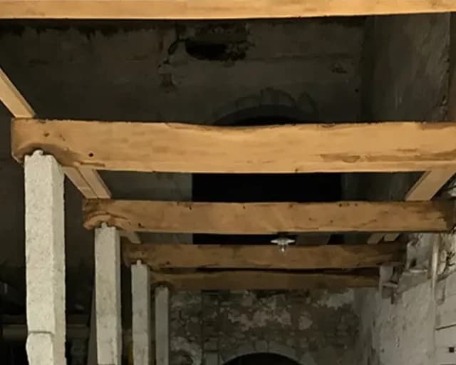 Aérogommage de vieilles poutres en bois