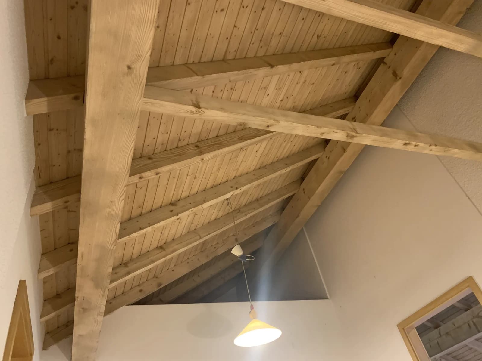 Aérogommage (Vaud) des plafonds en bois.