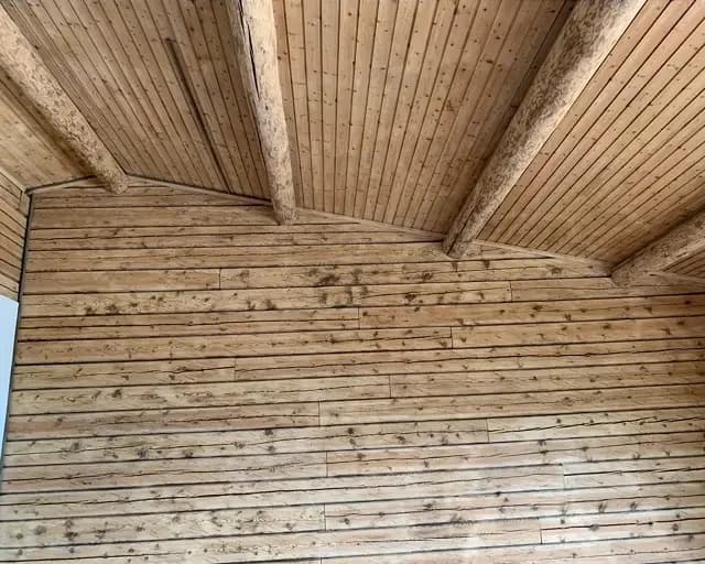 Micro-gommage des plafonds en lambris bois
