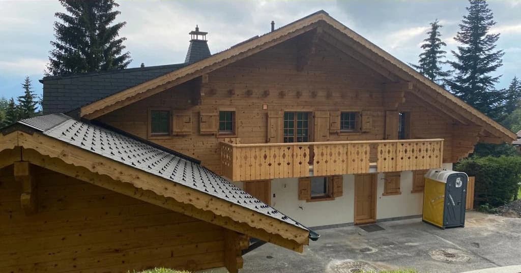 Rénovation d'un chalet en sapin à Villars-sur-Ollon : L'art du décapage par DST Décap