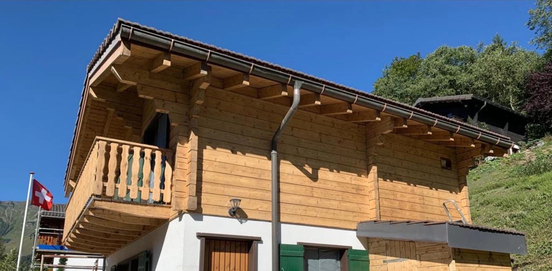 Rénovation de chalet à Troistorrents : Pourquoi l'aérogommage surpasse le sablage traditionnel