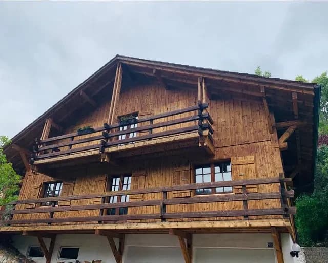 Sablage d'un chalet en bois dans le canton de Neuchâtel