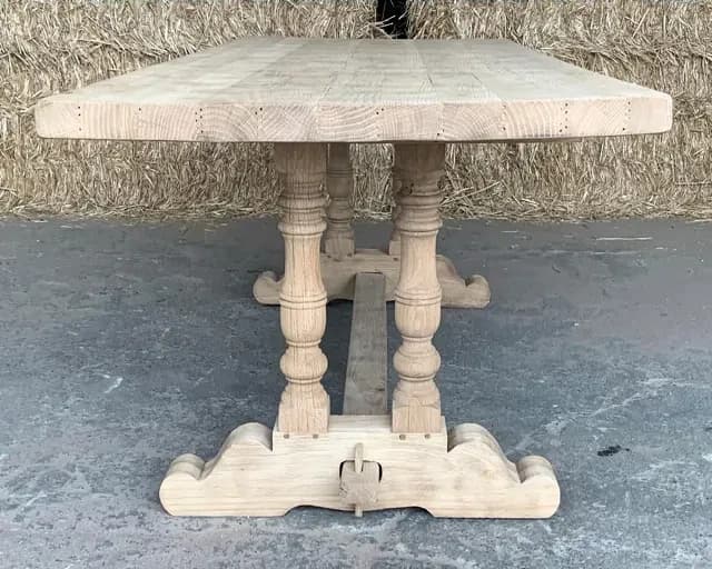 Sablage d'une table en bois massif