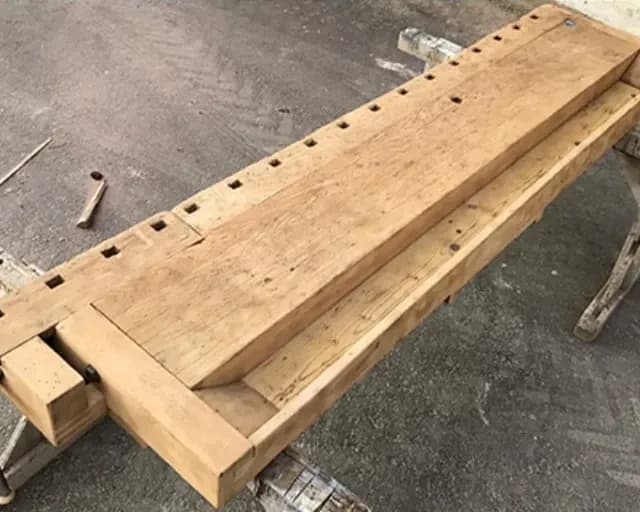 Sablage et gommage d'un établi de menuisier à Meyrin