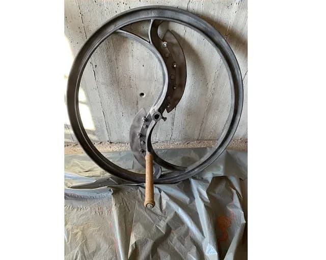 Sablage métal et bois d'une roue en fonte