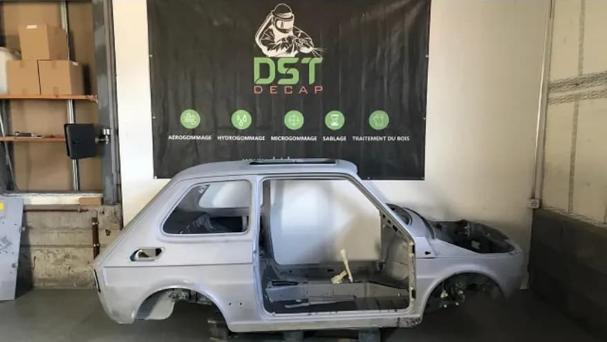 Sablage d'une voiture en métal dans notre atelier de sablage