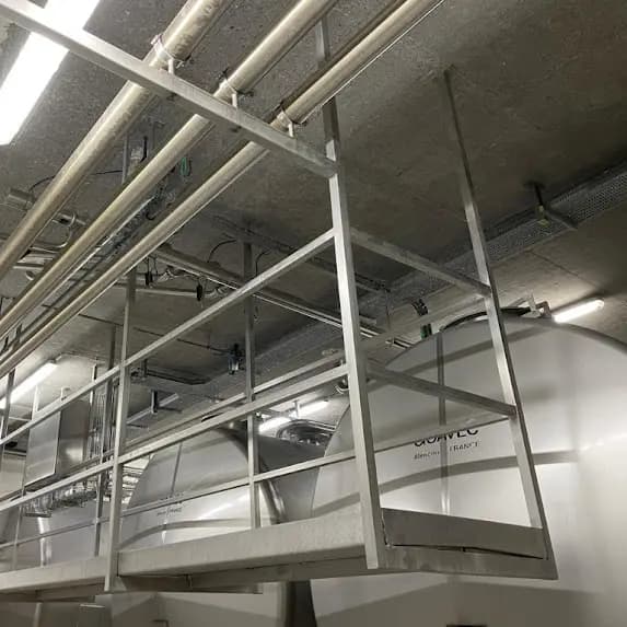 Travaux spéciaux de nuit, sablage béton des murs et plafonds dans le canton de Fribourg