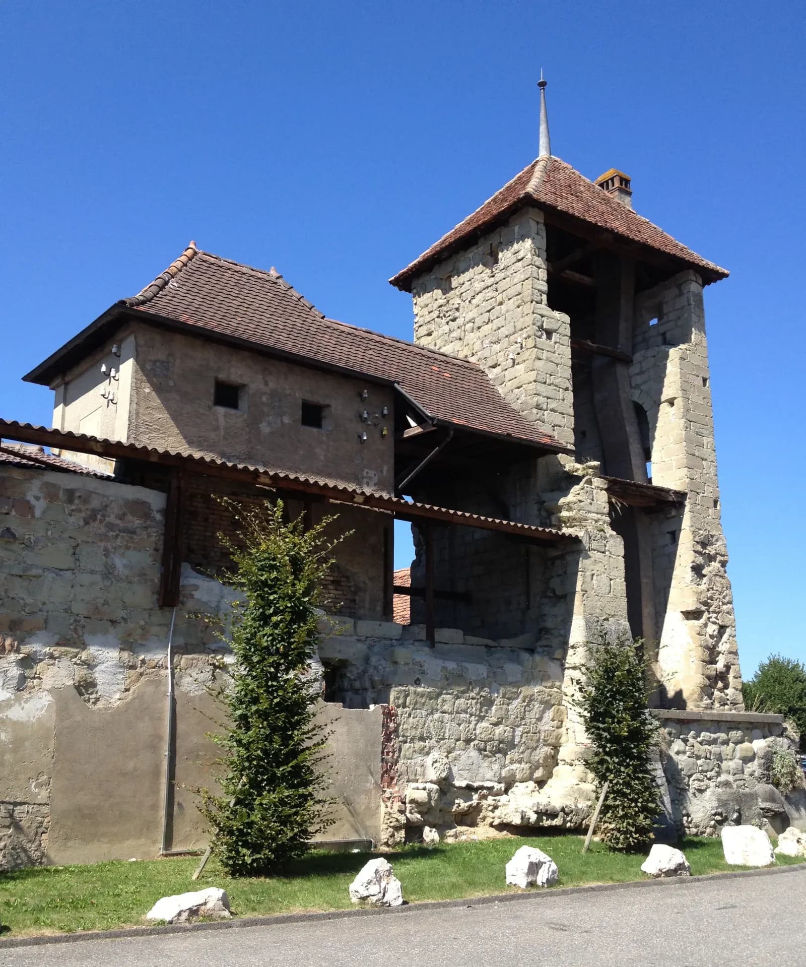 Tour Barraud à Payerne — façade en pierre restaurée par microgommage