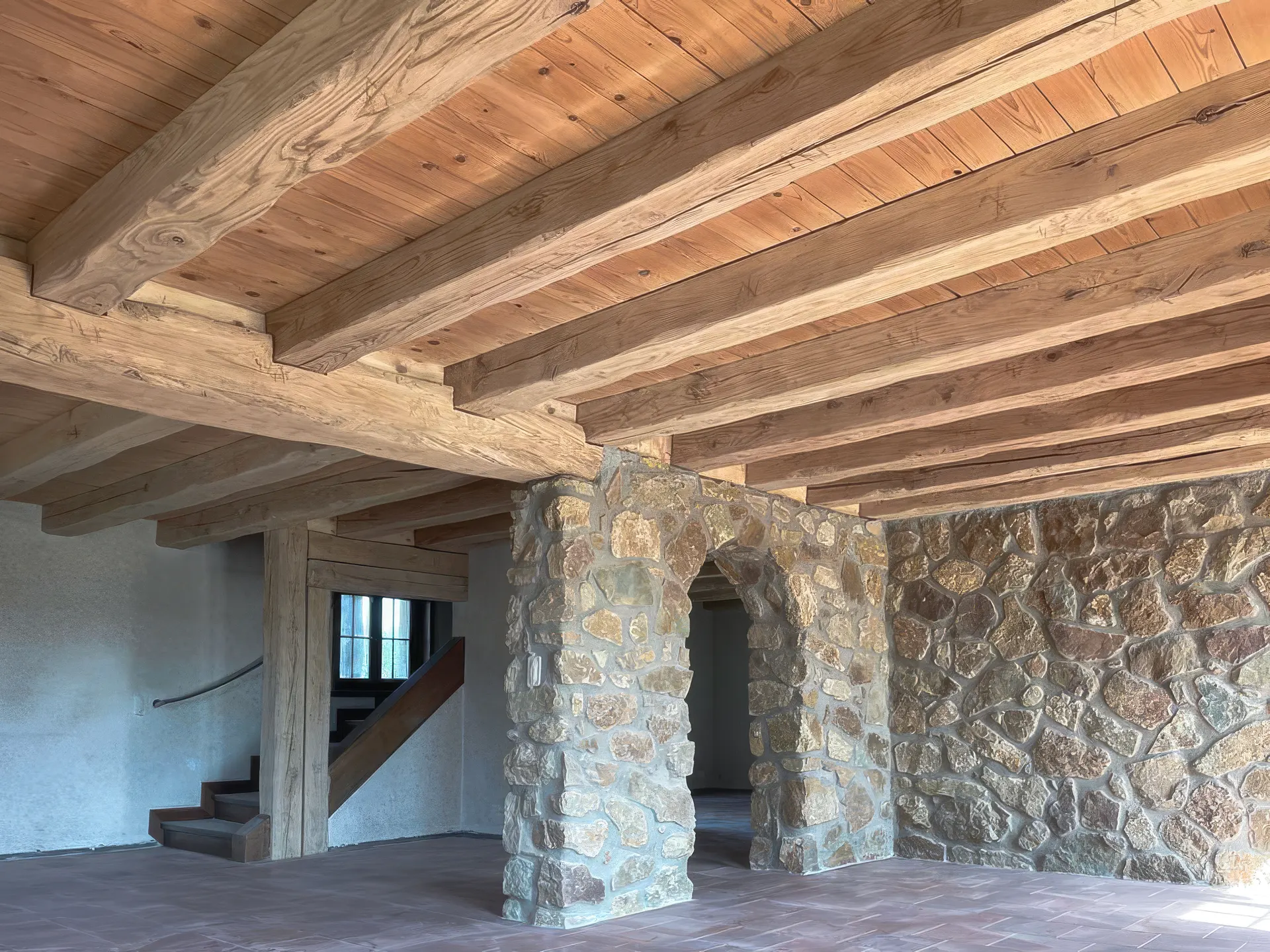Plafond à poutres en bois sablé dans une maison en pierre, rénovation par DST Décap