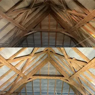 Nettoyage et décapage de cette belle charpente en bois dans le Canton de Vaud à Lutry : comparaison avant et après