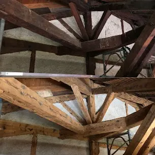 Sablage d'une charpente intérieure en bois à Plan-les-Ouates : comparaison avant et après