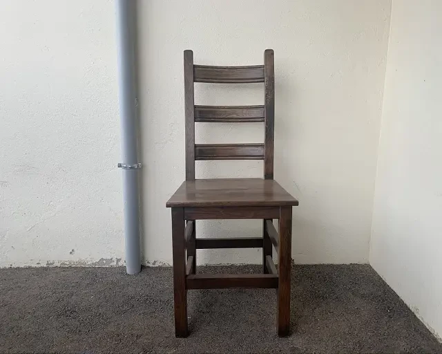 Aérgommage (Vaud) des chaises en bois : état avant les travaux