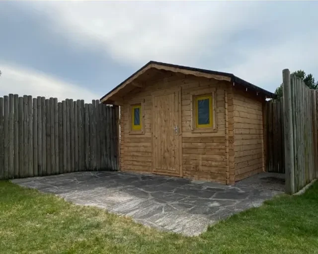 Sablage et aérogommage d'un cabanon de jardin : résultat après les travaux Sablage et aérogommage d'un cabanon de jardin : résultat après les travaux