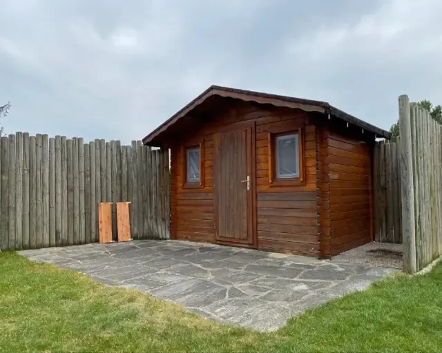 Sablage et aérogommage d'un cabanon de jardin : état avant les travaux