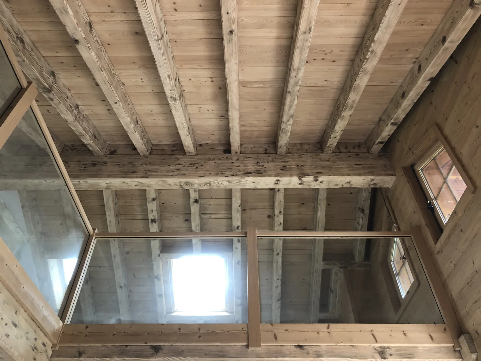 Aérogommage des plafonds et poutres en bois à Villars-sur-Ollon : résultat après les travaux Aérogommage des plafonds et poutres en bois à Villars-sur-Ollon : résultat après les travaux