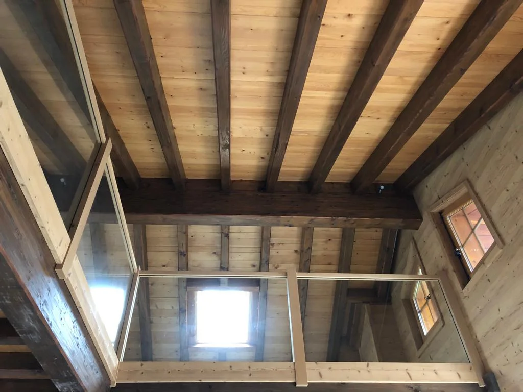 Aérogommage des plafonds et poutres en bois à Villars-sur-Ollon : état avant les travaux