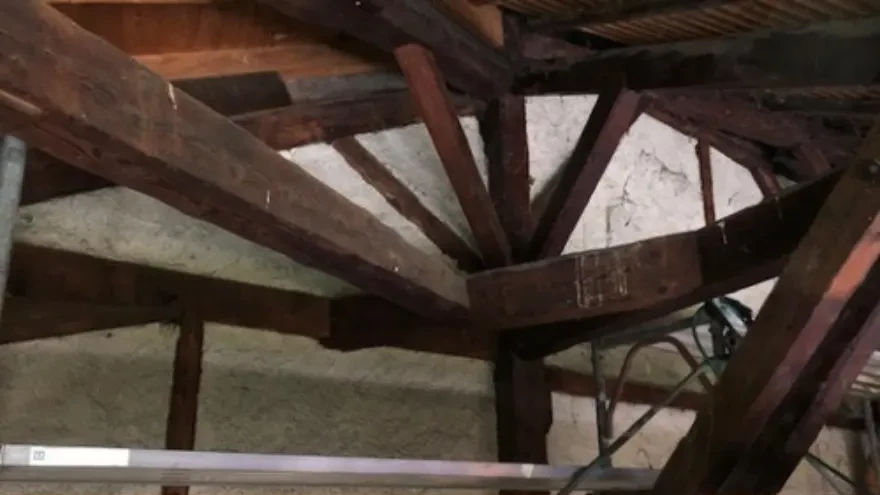 Sablage d'une charpente à Vernier : état avant les travaux