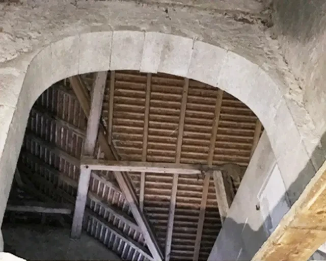 Décapage d'arches d'entrée en pierre naturelle : état avant les travaux