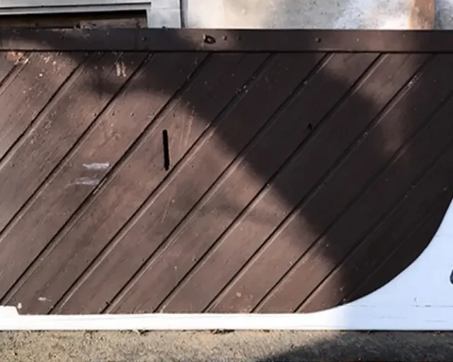Décapage et aérogommage d'une porte en bois : état avant les travaux
